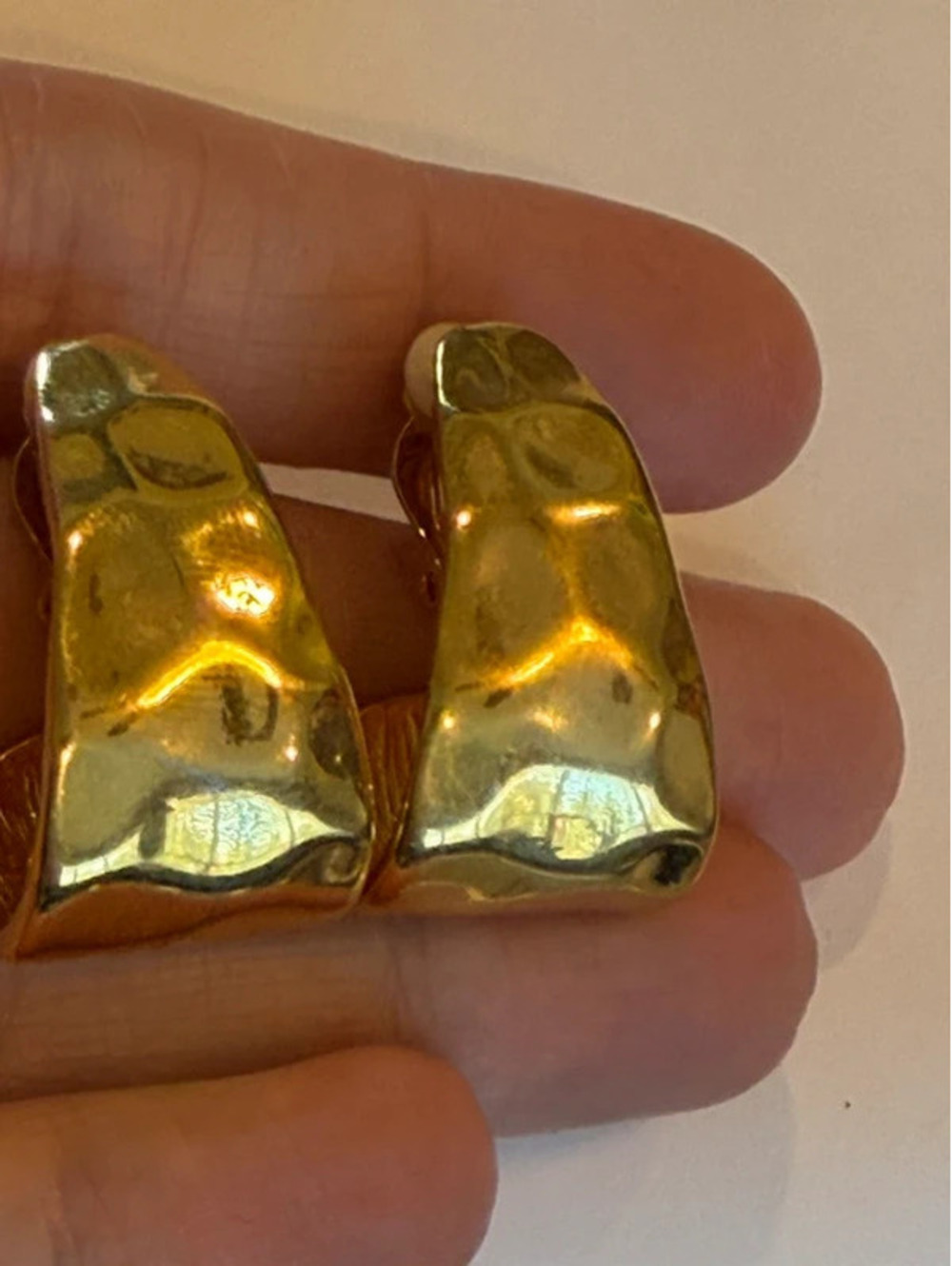 Vintage hammered gold tone metal statement earrings - clip back - Picture 12 of 15